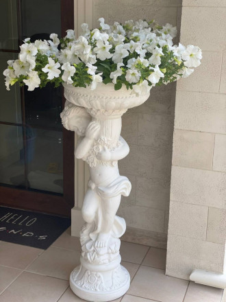 Девочка  с вазоном