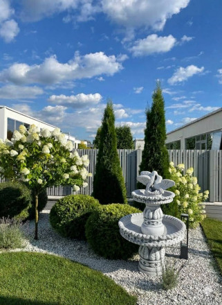 Фонтан "Флора з голубами"