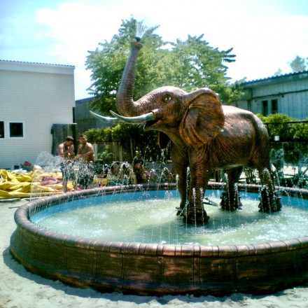 Композиція "Слон з басейном Ромашка"